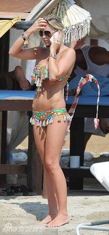 组图：杰拉德妻子比基尼秀 身材火辣依旧