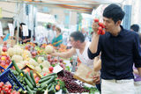组图：张晓龙玩转米兰周末市场 品蔬果忆乡味