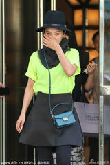 组图：李冰冰荧光色T素颜外出 掩憔悴双手遮脸