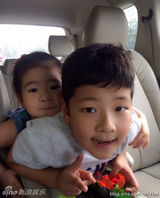 组图：石头为妹妹穿鞋 网友：妹妹好像王诗龄