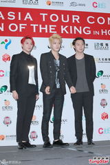 组图：JYJ惊讶粉丝到禁区接机 新专辑讲初恋