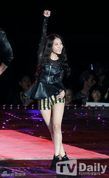 组图：SM演唱会嗨翻 神起SJ穿红裙扮女装