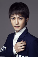 组图：陈威翰时尚写真 潮范西装尽显暖男气质