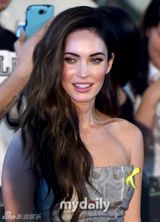 组图：梅根-福克斯韩国宣传 紧捂腿间防走光