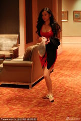 组图：环球小姐低胸狂秀乳沟 豪放翘腿险走光