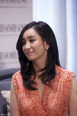 组图：秦海璐出席活动 长裙现身优雅妩媚