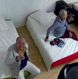 组图：牛犇全裸被直播 《花样爷爷》露点频出镜