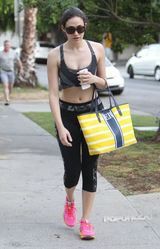 组图：艾米-罗森健身也性感 紧身装显玲珑曲线