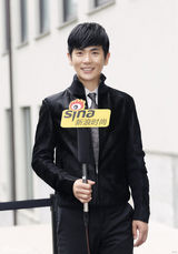 组图：张晓龙米兰时装周首秀 精致儒雅