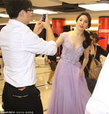 组图：刘亦菲深V长裙现身 遭猥琐男猛拍胸无奈