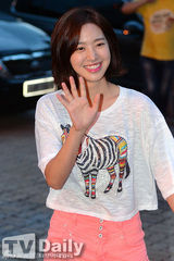 组图：《异乡人》杀青 李钟硕短发显憔悴