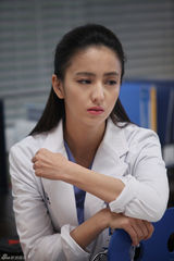 组图：《产科医生》佟丽娅剧照 首演医生穿白衣