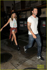 组图：魔力红骚当与妻子开超跑约会 超模险露底