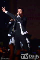 组图：众男团帅气大比拼 SHINee激情献唱