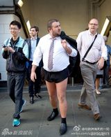 组图：英国猛男穿齐蛋超短裤上街惊呆路人