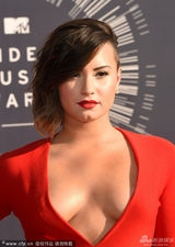 组图：霉霉齐臀短裤秀美腿 洛佩兹捆绑装狂露肉