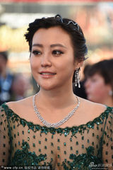 组图：郝蕾威尼斯蕾丝难掩八字奶 与赵薇红绿配