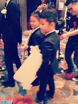 组图：吴京拄拐娶谢楠 angela石头当花童