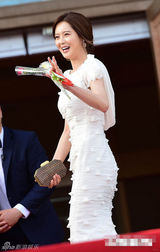 组图：高雅拉修身白裙纯美 秀大片美背清凉