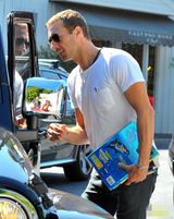 组图：单身克里斯-马汀简装驾车购物 买书充电