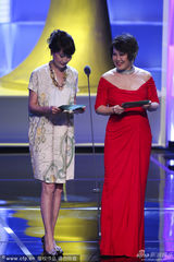 组图：靳羽西登台颁奖 红色低胸长裙风采依旧