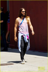 组图：莱托满脸络腮胡大叔味醇厚 粉背心显骚气