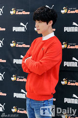 组图：韩星安宰贤出席签名会 演绎休闲时尚