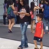 组图：张柏芝带娃逛街边摊 两子运动装喝冷饮