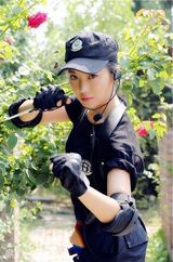 组图：菅韧姿军装造型变军迷 不爱红妆爱武装