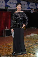 组图：大影节闭幕式 汤唯红裙知性王丽坤温婉