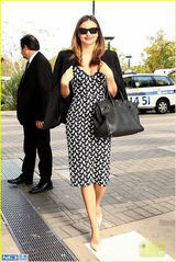 组图：贴心好闺蜜!米兰达潮装陪怀孕好友做检查