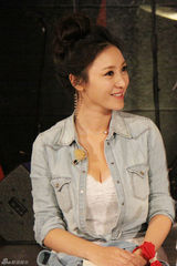 组图：柳岩为爱韩国探班黄灿盛(2PM) 镂空白裙显清新