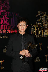 组图：张晋学跳泰舞 汤镇业父女红毯首秀引关注