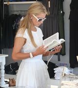 组图：希尔顿对亚瑟小子投怀送抱 名媛范儿十足