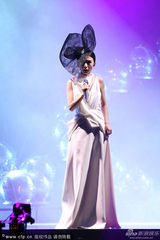 组图：金曲遗珠田馥甄唱组合歌曲 变神秘名伶