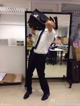 组图：吴镇宇穿制服搞怪 疑影版《冲上云霄》试装照