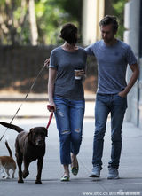 组图：海瑟薇街边狂吃甜甜圈 与老公情侣衫遛狗