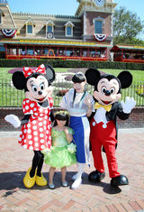 组图：吴莫愁迪士尼全纪录 入萌娃团被米奇偷吻