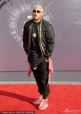 组图：克里斯-布朗黑超墨镜 热情相拥酷劲十足