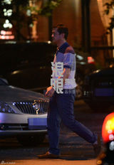 组图：李亚鹏母亲带李嫣逛商场 李亚鹏做足疗