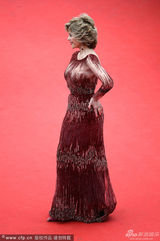 组图：简-方达红色晚礼服霸气登场 红毯展优雅