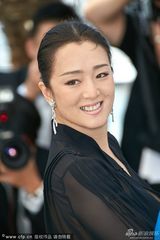 组图：巩俐黑裙透视气场强 新谋女郎笑靥如花