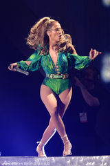 组图：洛佩兹性感开唱舞姿狂野 翘臀诱惑男歌手