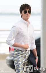 组图：《无挑》应援团赴巴西 机场时尚大比拼