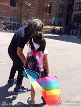 组图：吴君如陈可辛带女儿兴奋参加同性恋游行