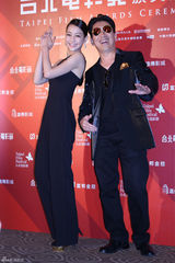 组图：台影奖郭采洁花裙俏皮 许玮宁深V性感