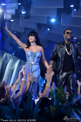 组图：水果姐凯蒂-佩里获最佳女歌手录影带奖 举杯相庆