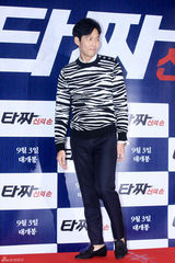 独家：崔丹尼尔宣传新片戴眼镜似哈利波特