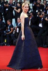 组图：威尼斯开幕红毯 艾米-莱安穿抹胸裙亮相