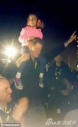 组图：哈里王子举哭泣女孩骑大马 跳舞哄其开心